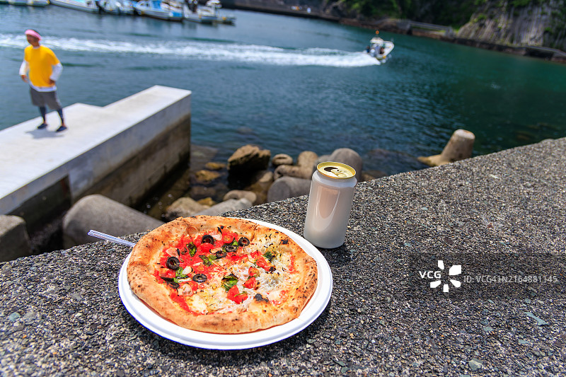 一半是凤尾鱼橄榄意式披萨，另一半是限量版釜扬沙丁鱼披萨图片素材