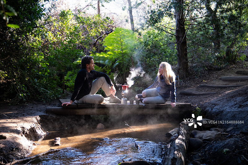 中年夫妇在冒险时煮咖啡图片素材