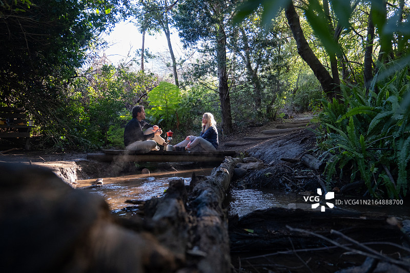 情侣在徒步旅行中享受制作咖啡的乐趣图片素材
