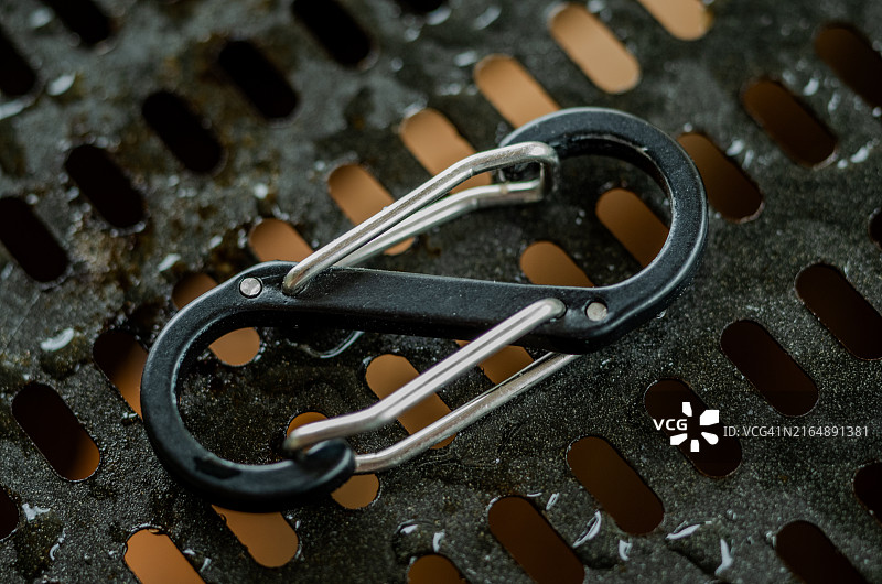 黑色金属板上的金属弹簧钩图片素材