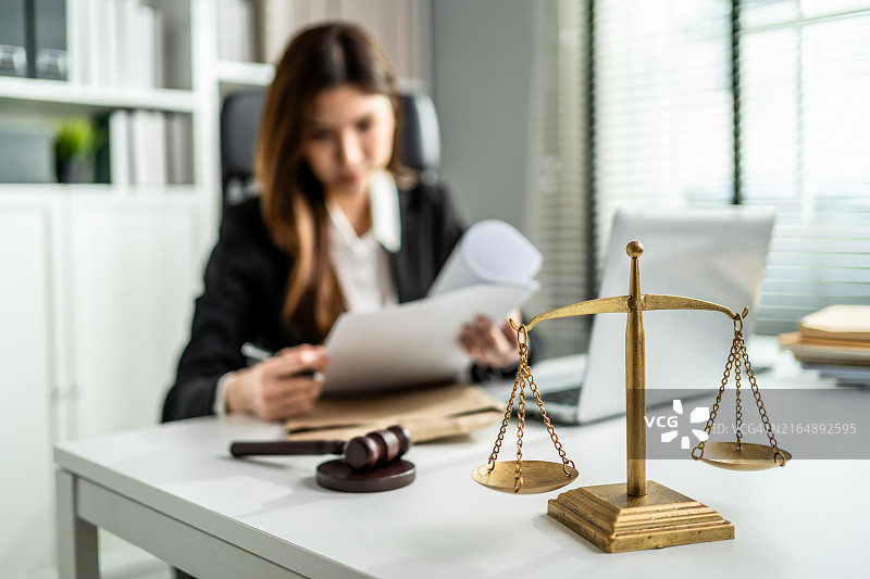 法庭上的律师锤和正义天平。办公室工作台上法官律师的工作设备特写。法律和法律商业服务概念图片素材