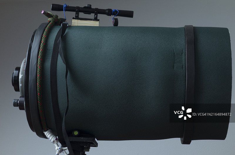 户外便携式天文望远镜。图片素材