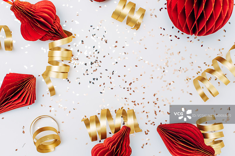 白色背景上的金色纸屑，节日、派对或假日闪光背景，平铺，俯视图片素材