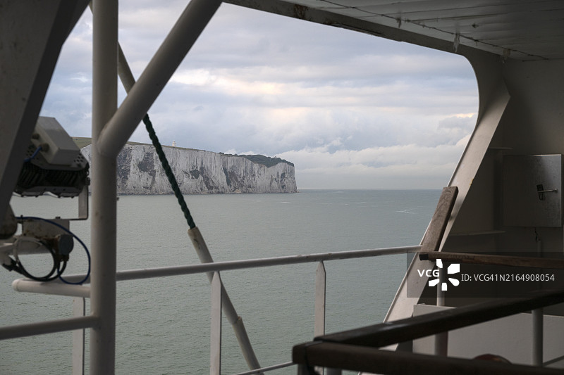 从渡轮上看到的多佛白色悬崖和灯塔图片素材