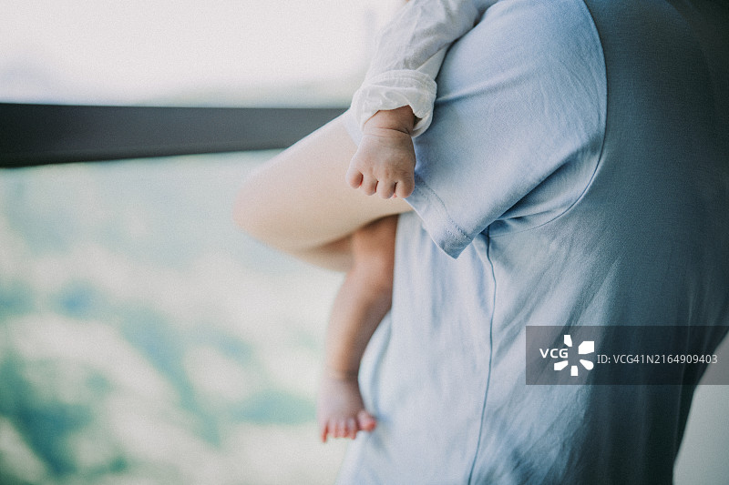 新生婴儿的手和脚特写图片素材