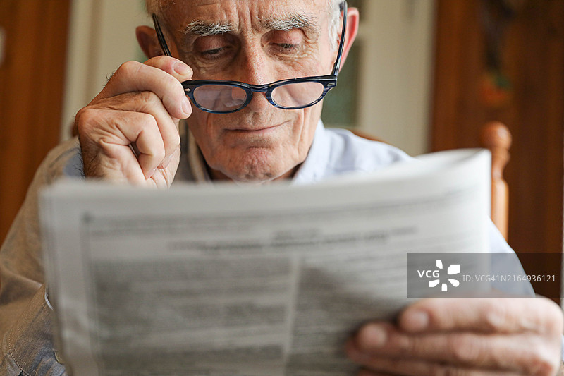 舒适家中的老年绅士图片素材