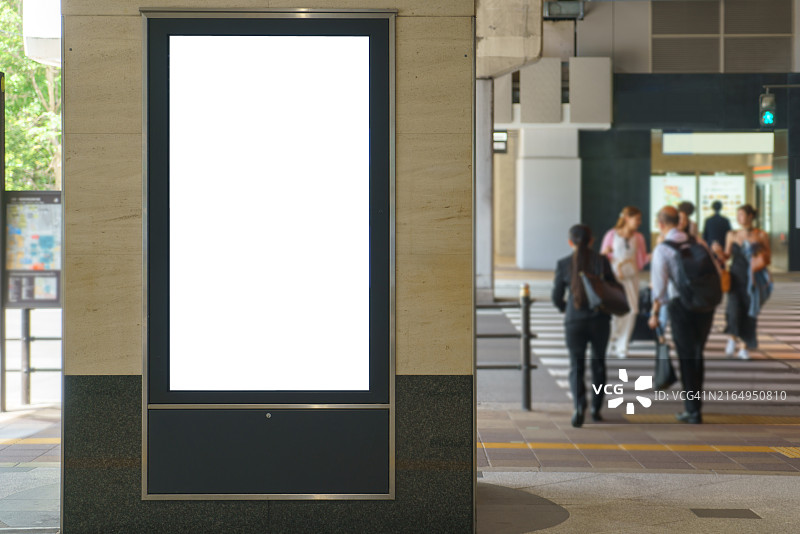 城市街道上的白色样机空白垂直广告牌图片素材