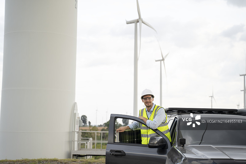 工程师检查风力涡轮机图片素材