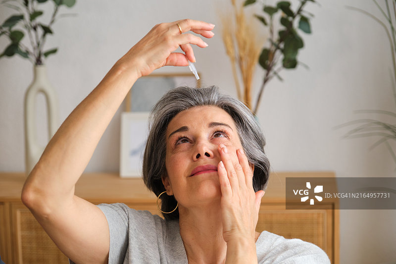 女人在家滴眼药水图片素材