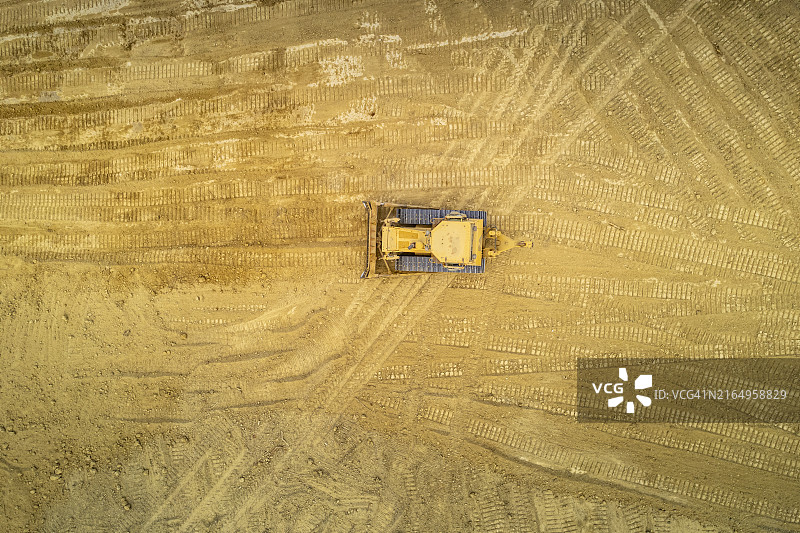 托斯卡纳：推土机平整丘陵地图片素材