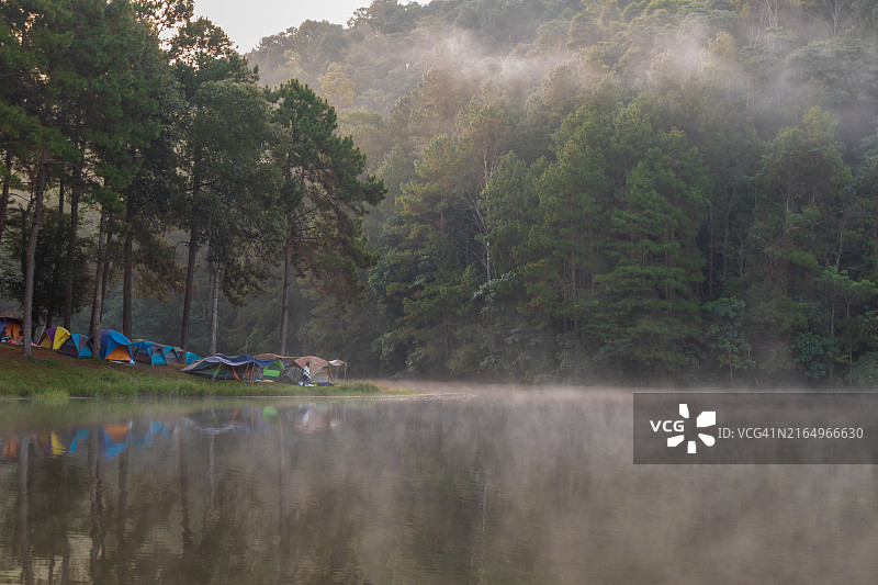 泰国夜丰颂府班翁水面上的美丽雾海和晨曦游客图片素材