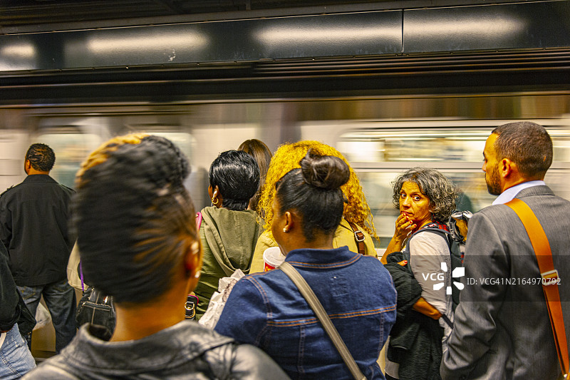 纽约地铁内的乘客图片素材