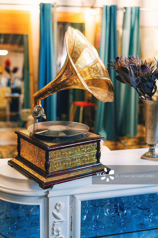 古董店里的老式留声机图片素材