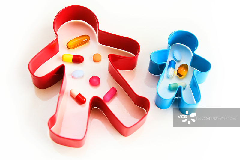 一家人在饼干模具中放入维生素图片素材