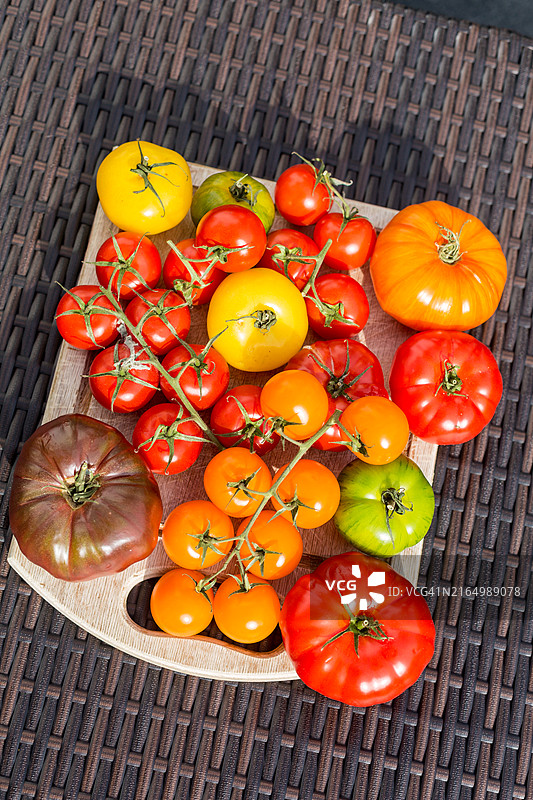 砧板上各式各样的西红柿的俯视角度图片素材