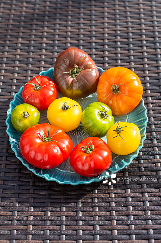 碗中各种番茄的鸟瞰图图片素材