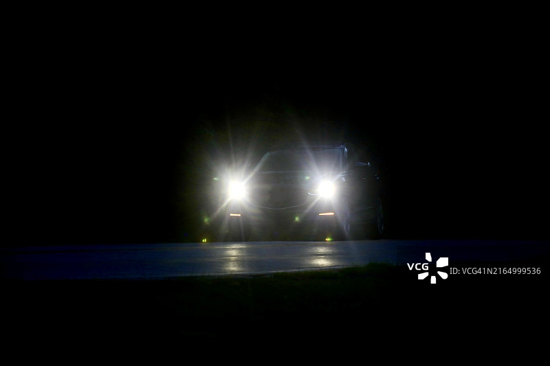 乡村道路上的明亮车头灯图片素材