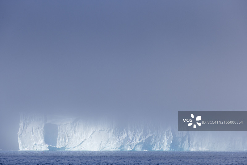 格陵兰岛塔西乌萨克岛雾中的冰川冰山图片素材