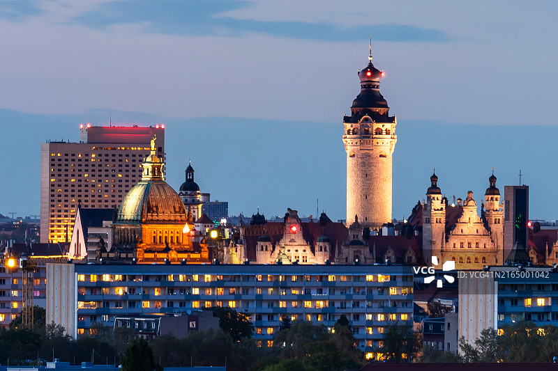 莱比锡新市政厅与城市天际线（蓝色时刻）图片素材