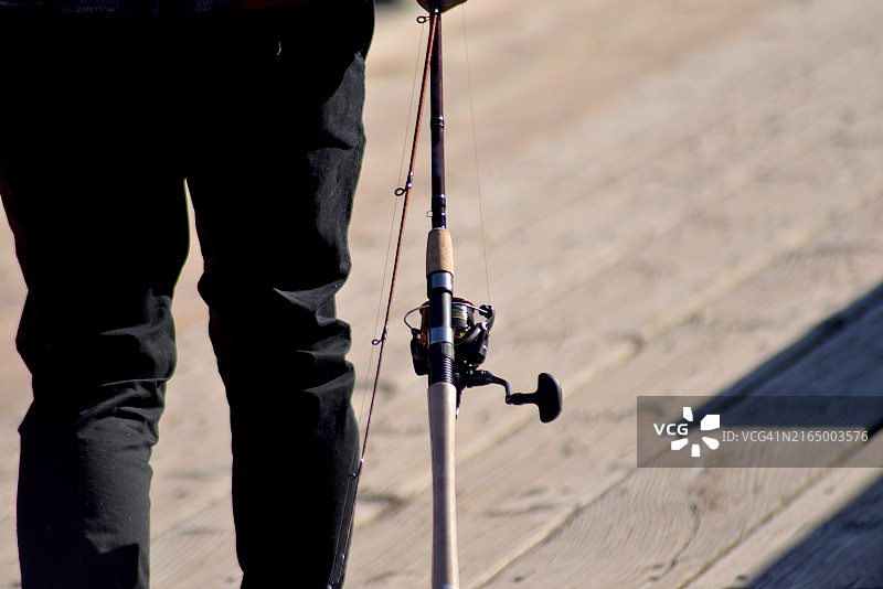 carrying 钓鱼竿的女人图片素材