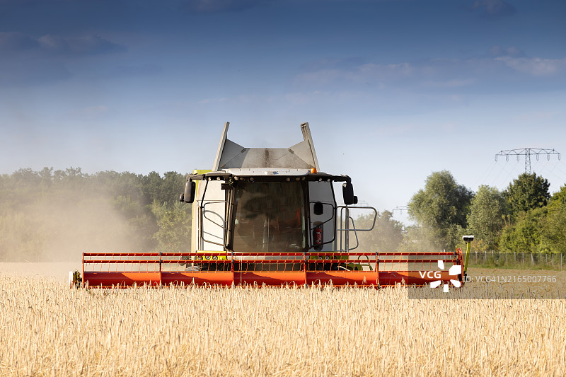 联合收割机收割作业图片素材