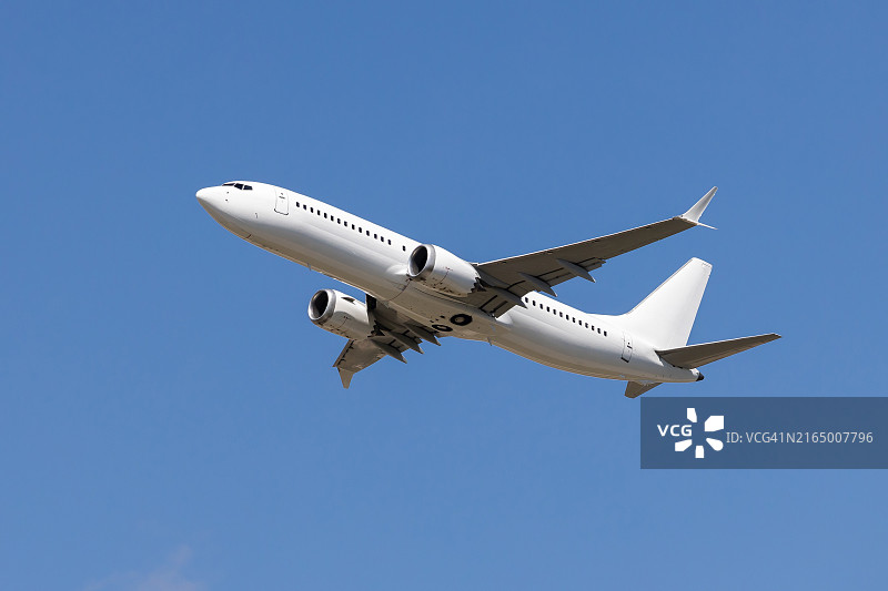 蓝天上的白色客机图片素材