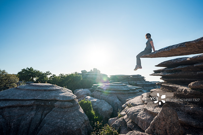 在马拉加托卡尔德安特克拉欣赏日落的年轻女人图片素材