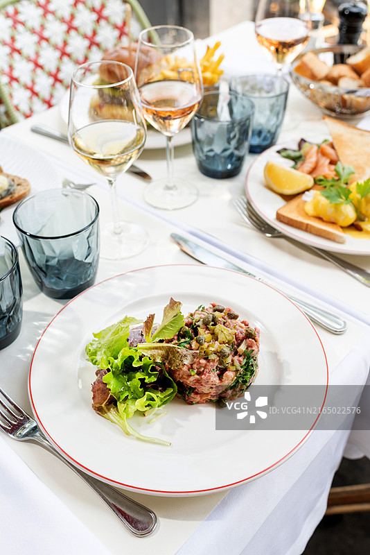 牛肉塔塔与班尼迪克蛋套餐图片素材