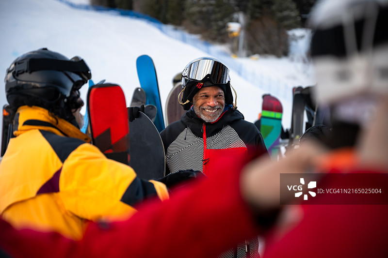 在滑雪坡底部的微笑男人图片素材