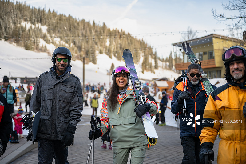 一群朋友带着滑雪板图片素材