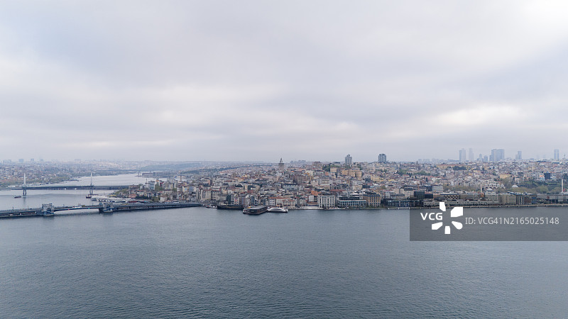 土耳其伊斯坦布尔加拉塔区及加拉塔塔的鸟瞰图图片素材