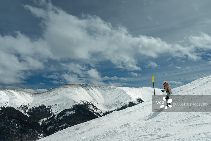 在陡峭雪道上滑雪的女人图片素材