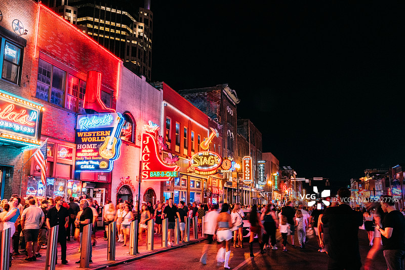 纳什维尔市中心百老汇周五夜晚游客如织的长曝光景象图片素材