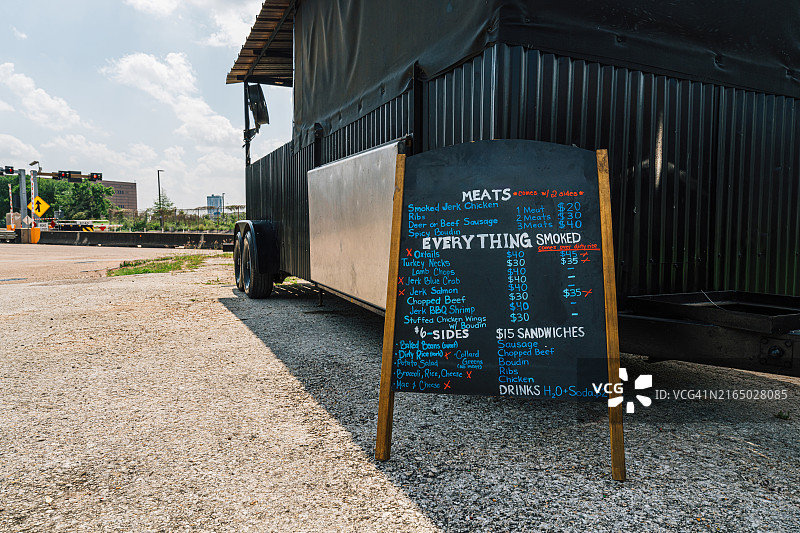 位于德克萨斯州休斯顿的烟熏烧烤餐车A字形菜单板图片素材