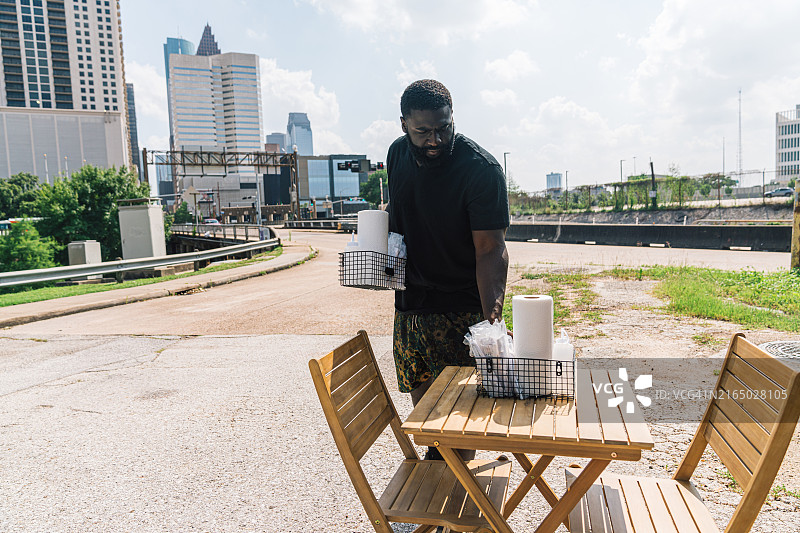 餐车车主厨师在德克萨斯州休斯顿午餐时间摆放纸巾和餐具图片素材