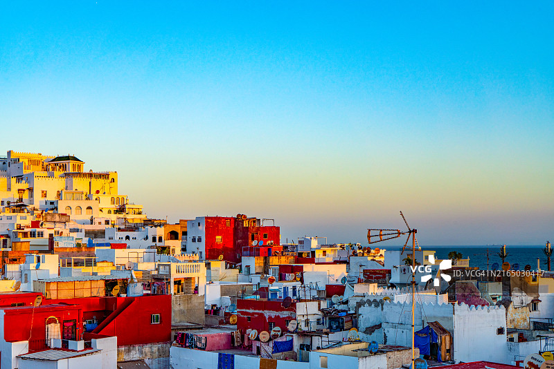 直布罗陀海峡非洲一侧的住宅区，摩洛哥丹吉尔图片素材