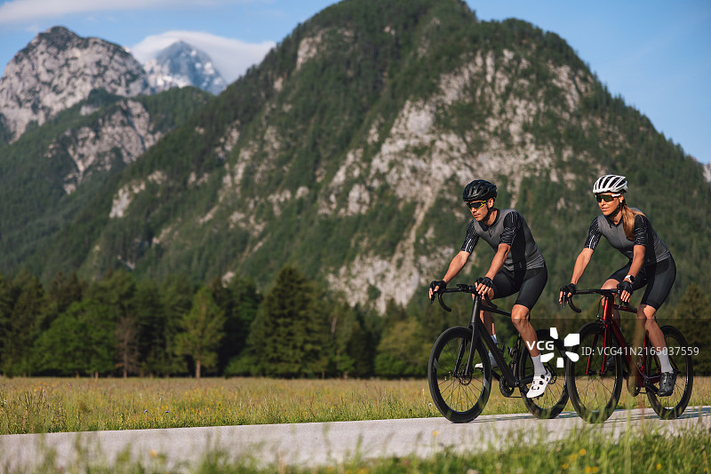 活跃的白人公路自行车手在山区探索空旷的乡村道路图片素材