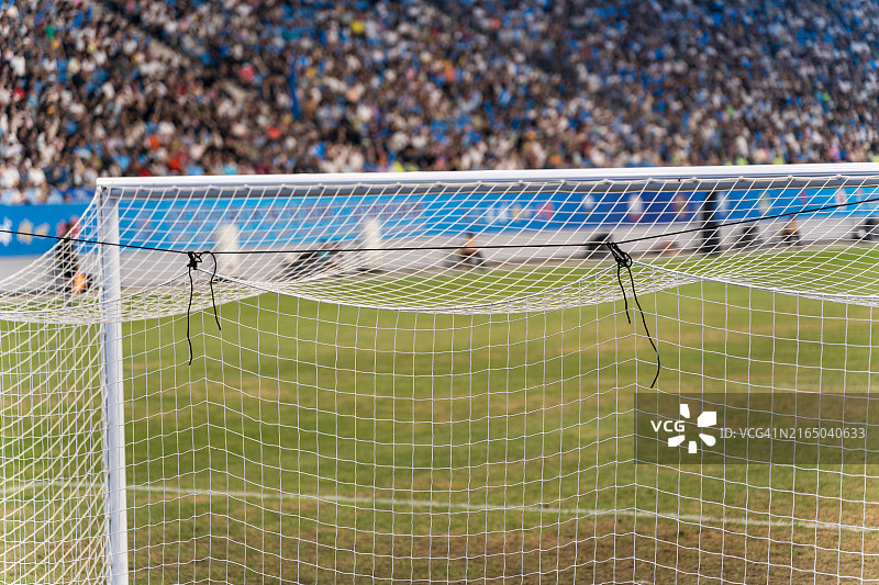 足球网和背景中的观众特写图片素材