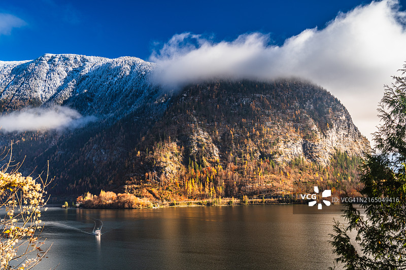 山间湖泊美丽的秋日清晨图片素材