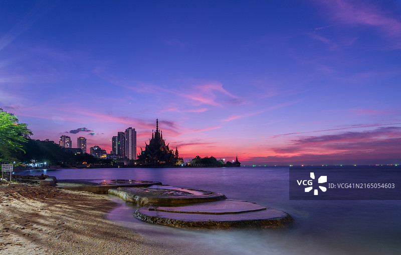 美丽的海滩晚景和背景图片：泰国芭堤雅真理寺的日落景观图片素材