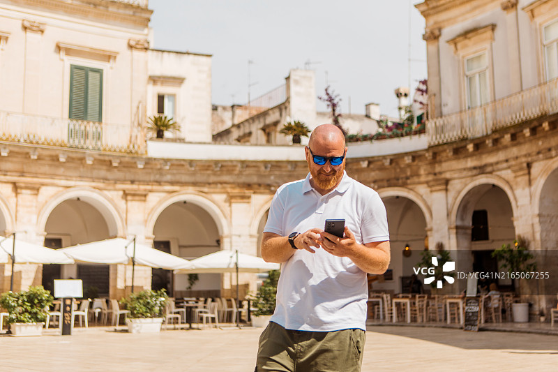 在普利亚马尔蒂纳弗兰卡旅行的年长男士图片素材
