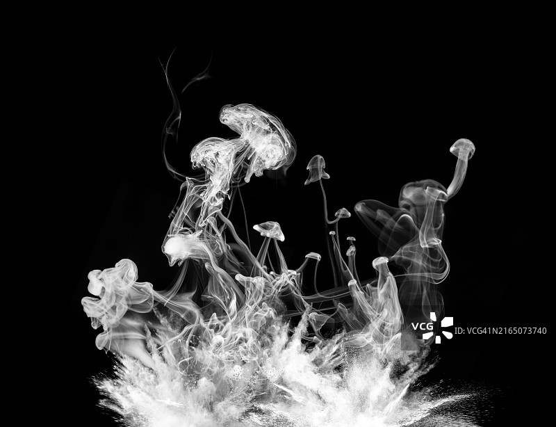 黑色背景上撞击时产生的大量烟尘爆炸图片素材