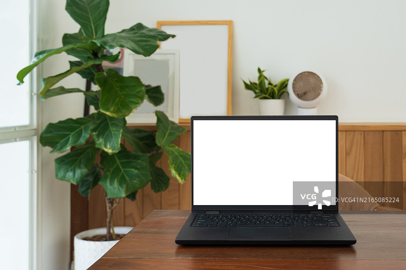 咖啡馆背景中桌子上的笔记本电脑空白屏幕图片素材