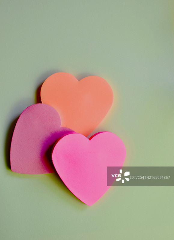 绿色背景上的彩色纸质贴纸图片素材