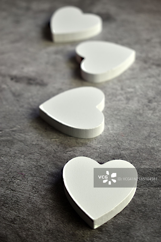 乡村背景上的白色爱心图片素材