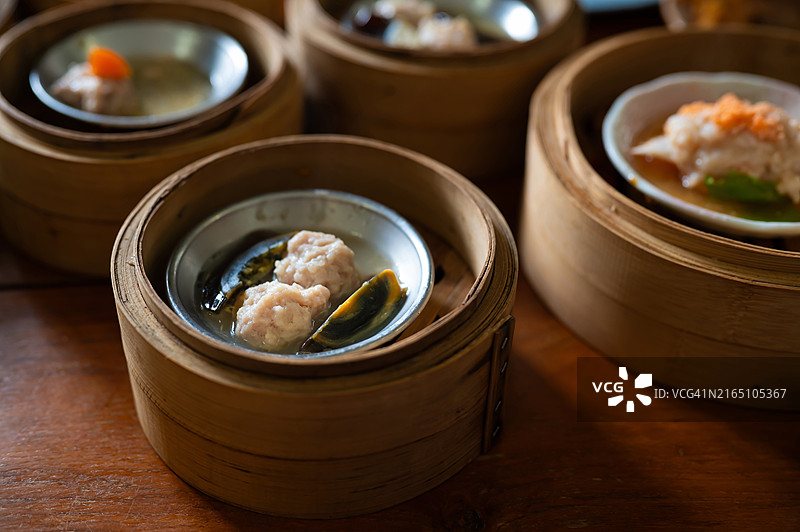 蒸猪肉烧卖配皮蛋图片素材