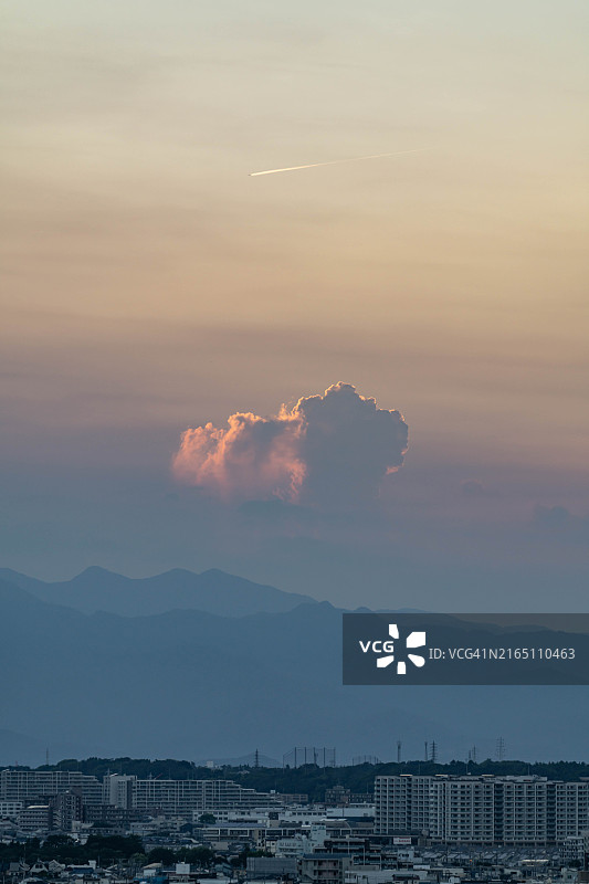 飞机飞越日本神奈川县的日落天空图片素材