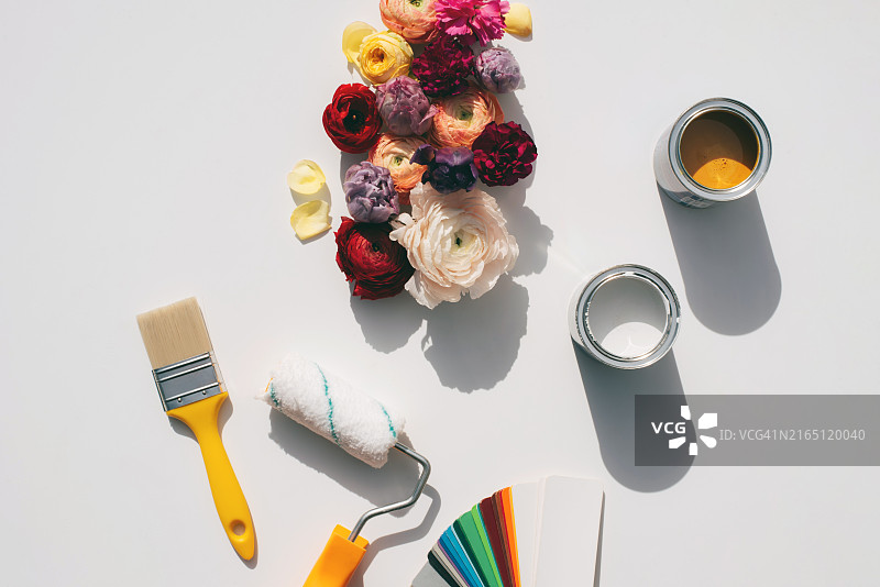 带有多种颜色的油漆刷，维修、染色、设计、关于灵感和DIY创作的主题概念照片，花艺图片素材