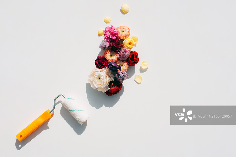 带有多种颜色的油漆刷，维修、染色、设计、关于灵感和DIY创作的主题概念照片，花艺图片素材