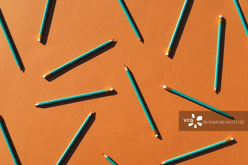 灰色背景上的简约明亮铅笔文具背景办公工具图片素材